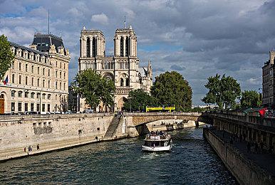 玩家自制PS1《血源》新演示 大战加斯科因神父